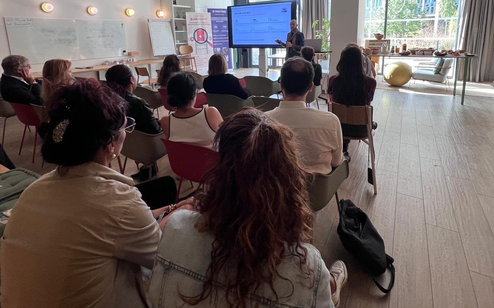 Une salle de formation en session, les participants devant leurs écrans